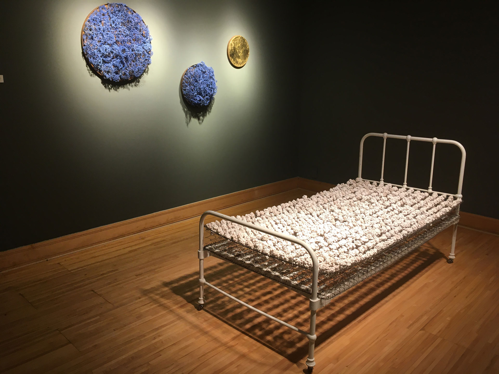 Jacinthe Baribeau, Mon lit est plus qu’un simple meuble, ceramic, 90 x 46 x 190 cm. Artwork on the wall : Quand le ciel était bleu, 90 x 120 x 15 cm. Photo: Michel Paquette